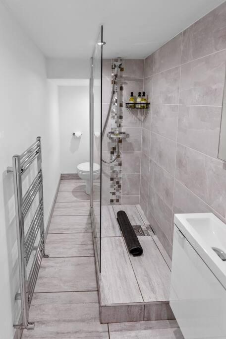 Newly Refurbed, Central Apartment With Free Parking And Hot Tub Lytham St Annes Kültér fotó