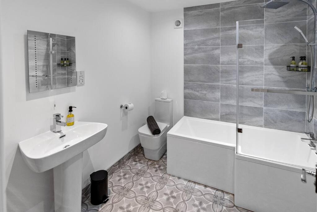 Newly Refurbed, Central Apartment With Free Parking And Hot Tub Lytham St Annes Kültér fotó